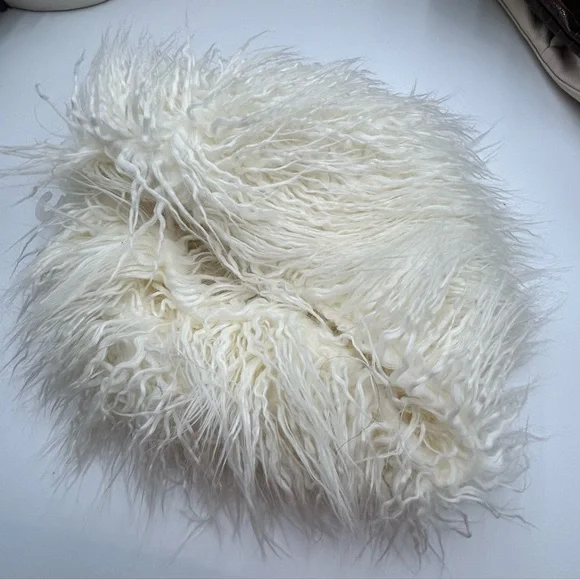 Elegant White Faux Fur Scarf - Picture 2 of 2